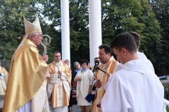 Ksiądz Proboszcz prosi abpa Wacława o poświęcenie sztandaru