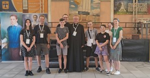 Młodzież z Biskupem Arturem Ważnym