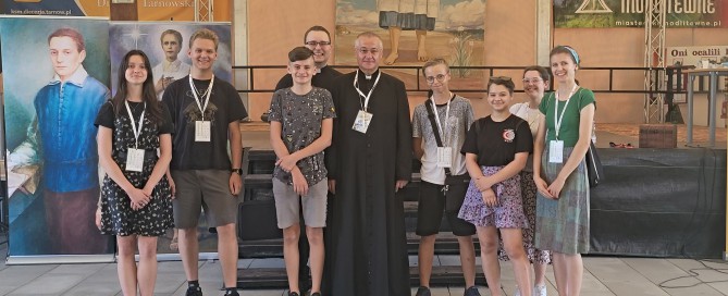 Młodzież z Biskupem Arturem Ważnym